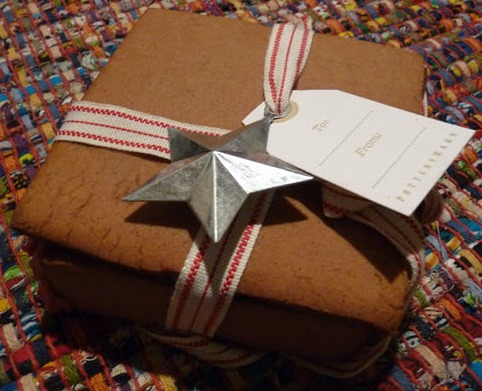 gingerbread wedding favour box via Labelle Bride gingerbread wedding favour box