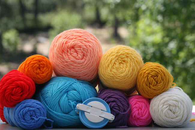 DIY Wedding Decorations: Colorful Pom Poms