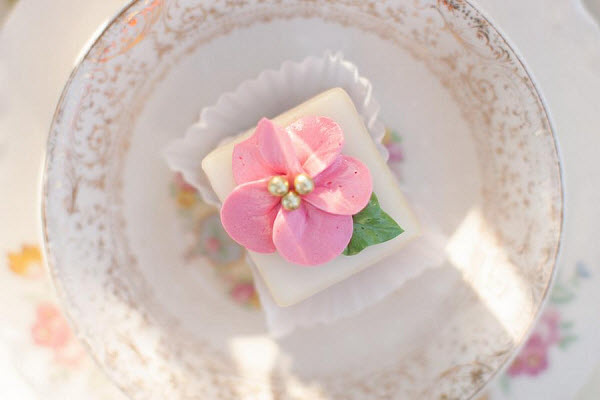 wedding food ideas pink flower wedding cake