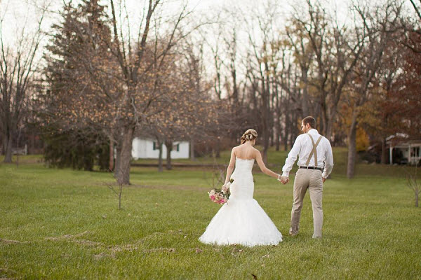 outdoor wedding ideas bride and groom holding hands