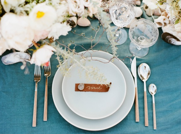 MINIMAL WHITE TABLE SETTING