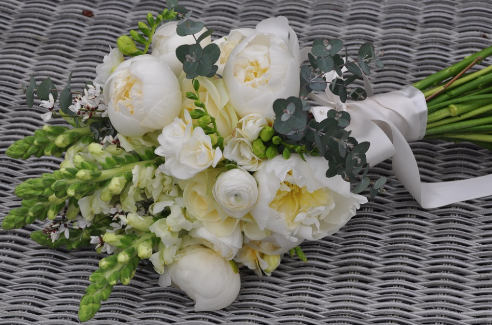 White and green wedding flowers